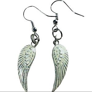 Cream & silver with white/clear iridescent glitter wing earrings. Gorgeous 😍